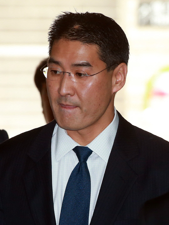 존 리 영장실질심사        (서울=연합뉴스) 박동주 기자 = 가습기 살균제 사망 사건과 관련해 구속영장이 청구된 존 리 옥시레킷벤키저 전 대표가 16일 영장실질심사를 받기 위해 서초구 서울중앙지법으로 들어서고 있다. 2016.6.16      pdj6635@yna.co.kr  (끝)